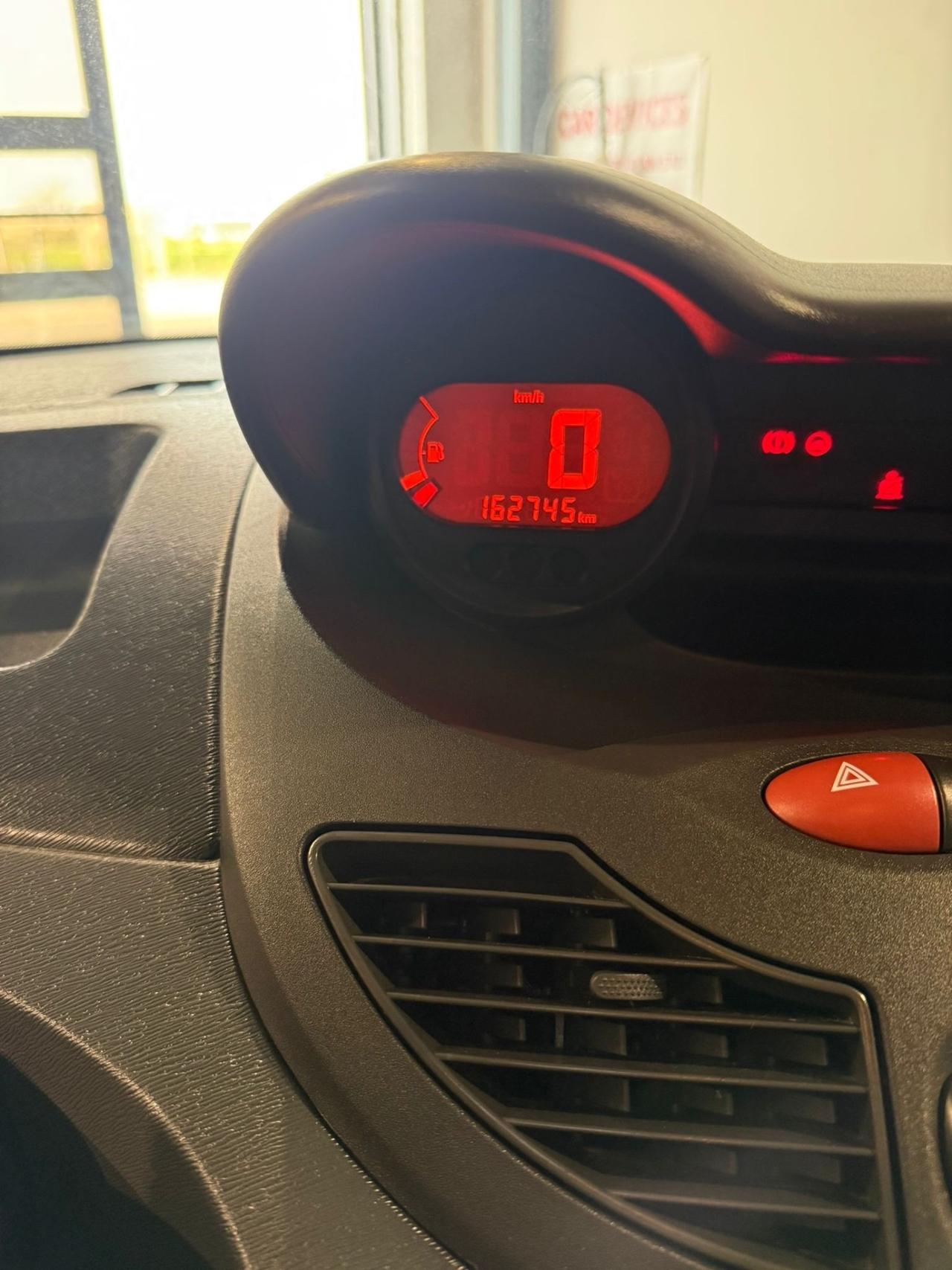 Renault Twingo 1.2 -BENZINA-NEOPATENTATI