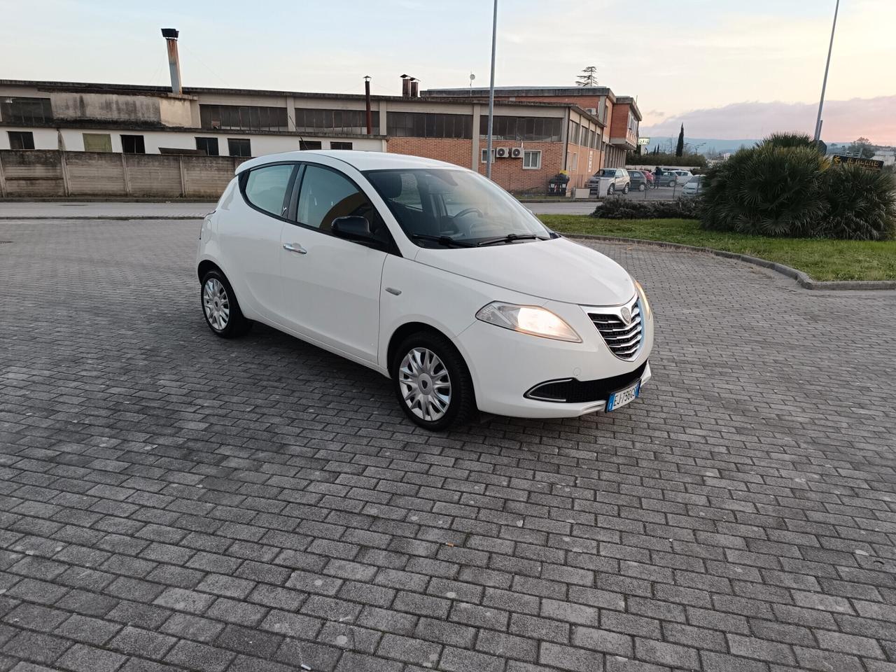 Lancia Ypsilon 1.2 benzina SOLAMENTE 105.000 KM