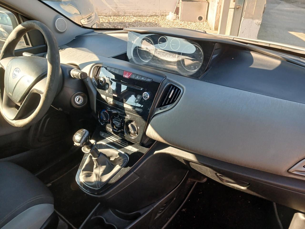 Lancia Ypsilon 0.9 TwinAir 85 CV 5 porte Metano Ecochic Silver