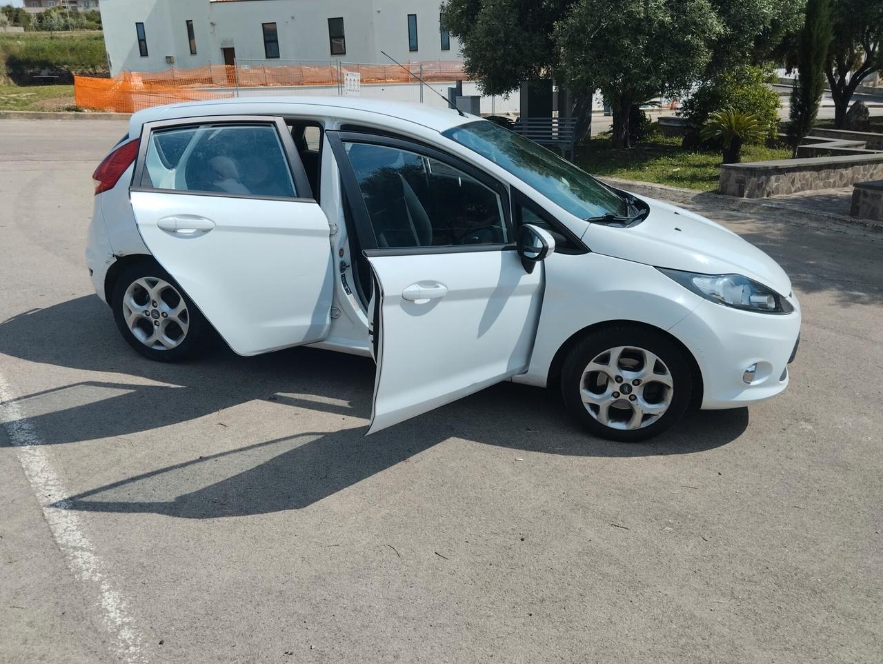 Ford Fiesta 1.4 5 porte Bz.- GPL Titanium