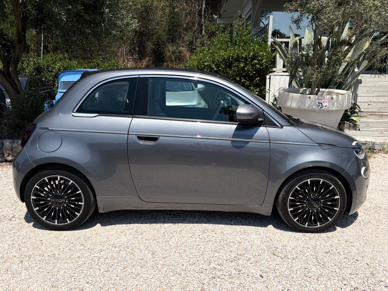 500e Cabrio 42 kWh La Prima interni in pelle apple car retrocamera