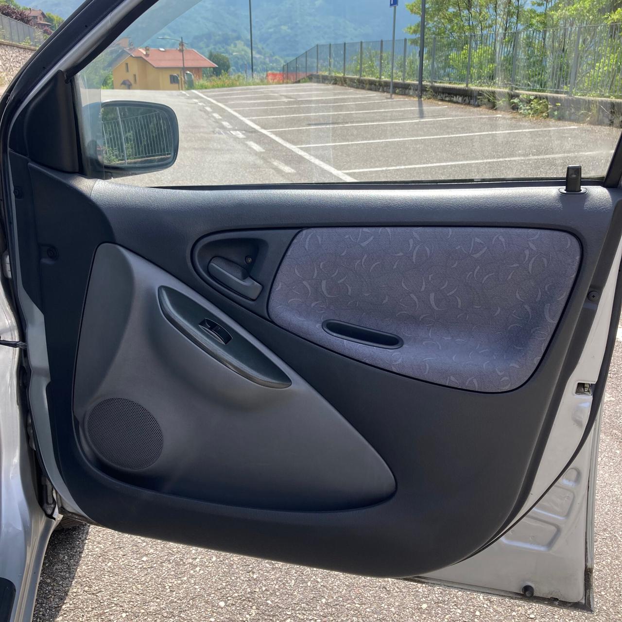 Toyota Yaris 1.0i 16V cat 5 porte Sol