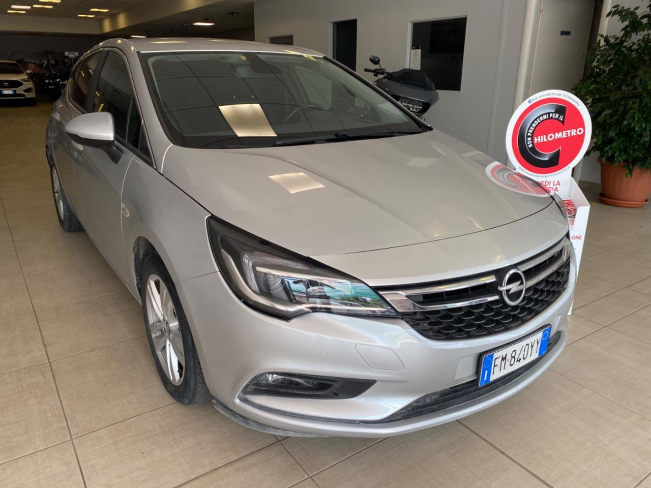 Opel Astra Berlina 1.6 136CV 5P NEOPATENTATI Garan
