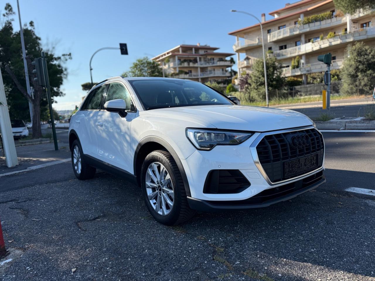 Audi Q3 45 TFSI e S tronic Business