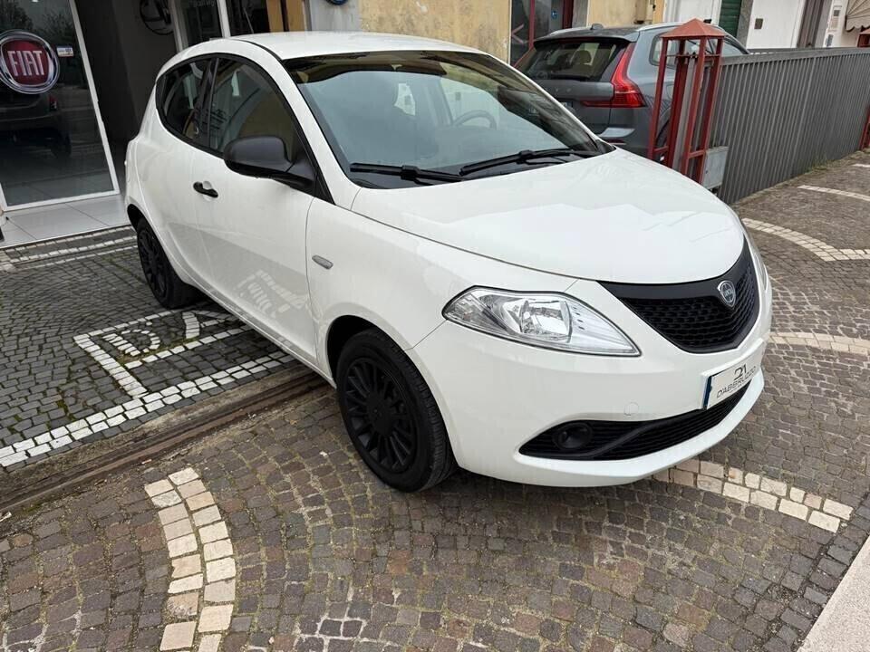 Lancia Ypsilon 1.0 FireFly 5 porte S&S Hybrid Ecochic Silver