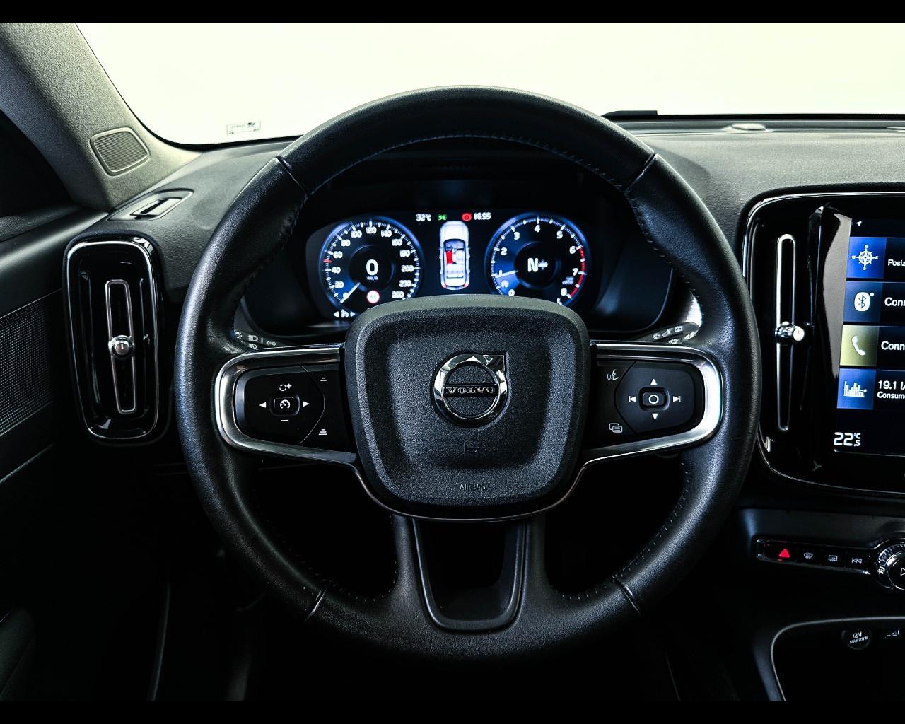 VOLVO - XC40 T3 Momentum Pro