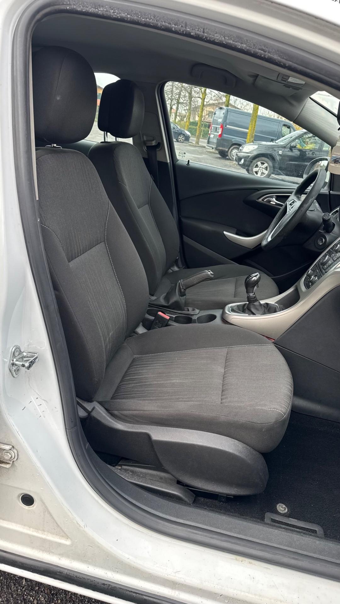 Opel Astra 1.4 – 2012 adatta a neopatentati