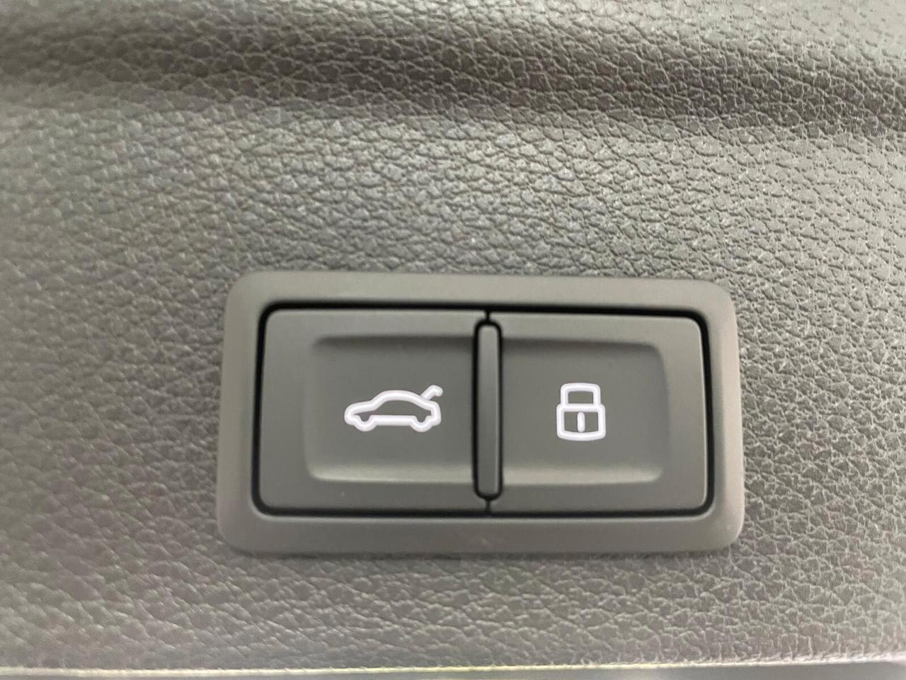 Audi Q3 TDI S tronic Identity Black