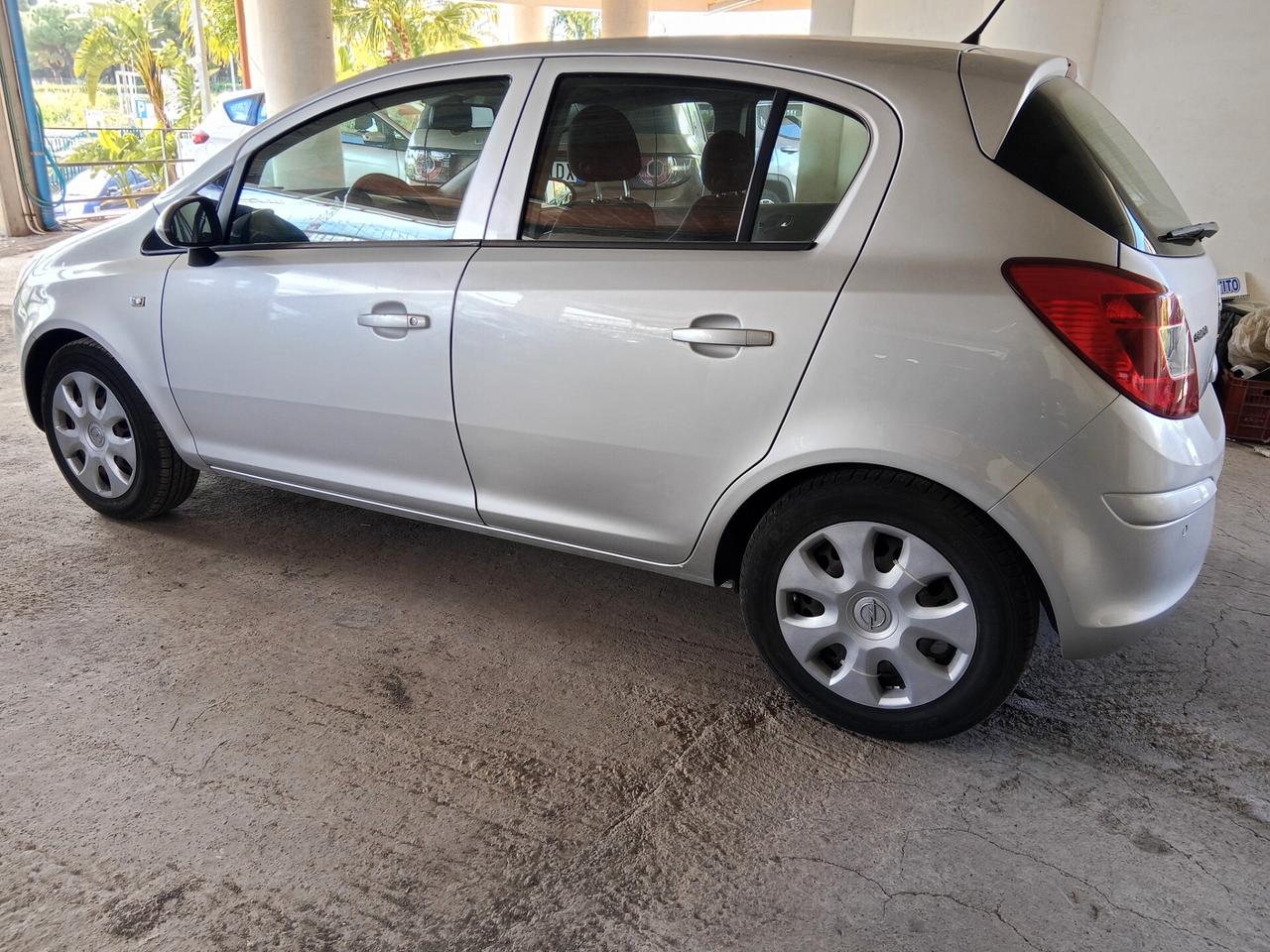 Opel Corsa 1.2 5 porte Cosmo