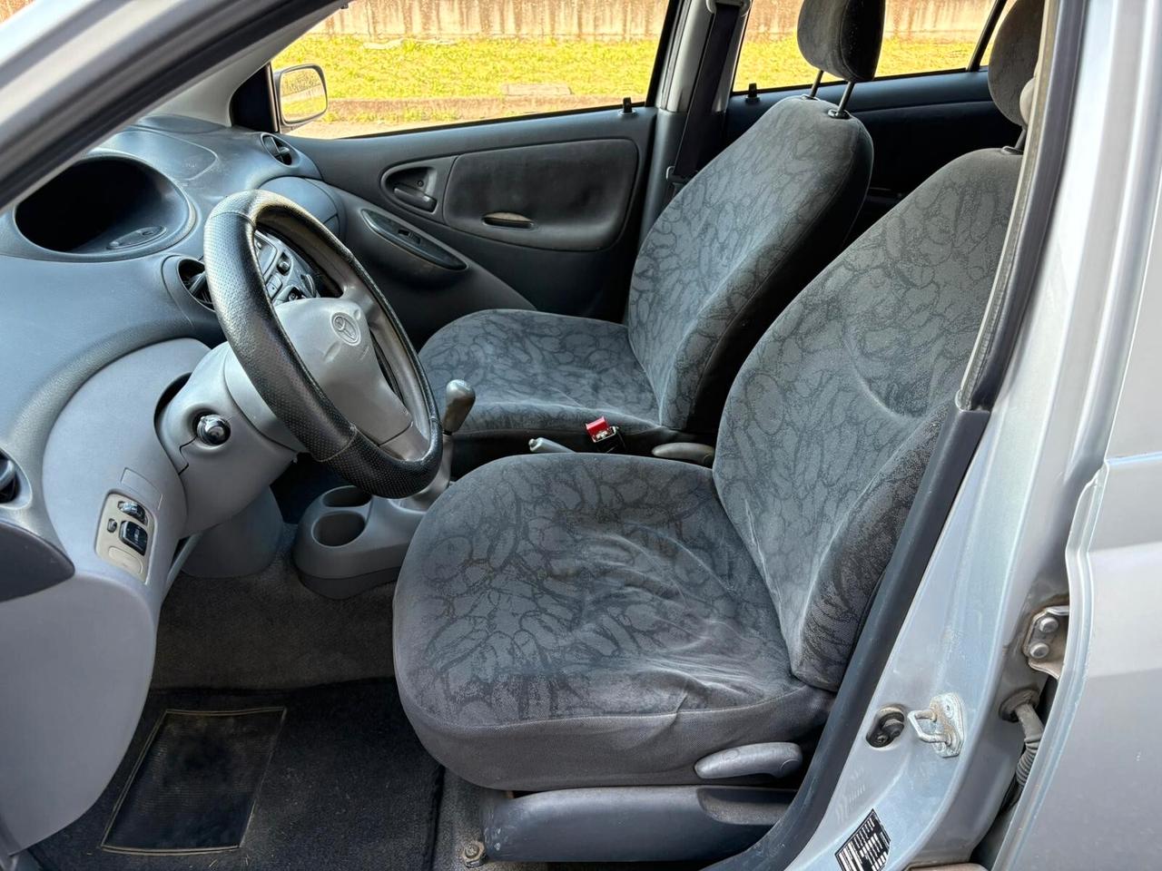 Toyota Yaris 1.0i 16V 5 porte NEOPATENTATI