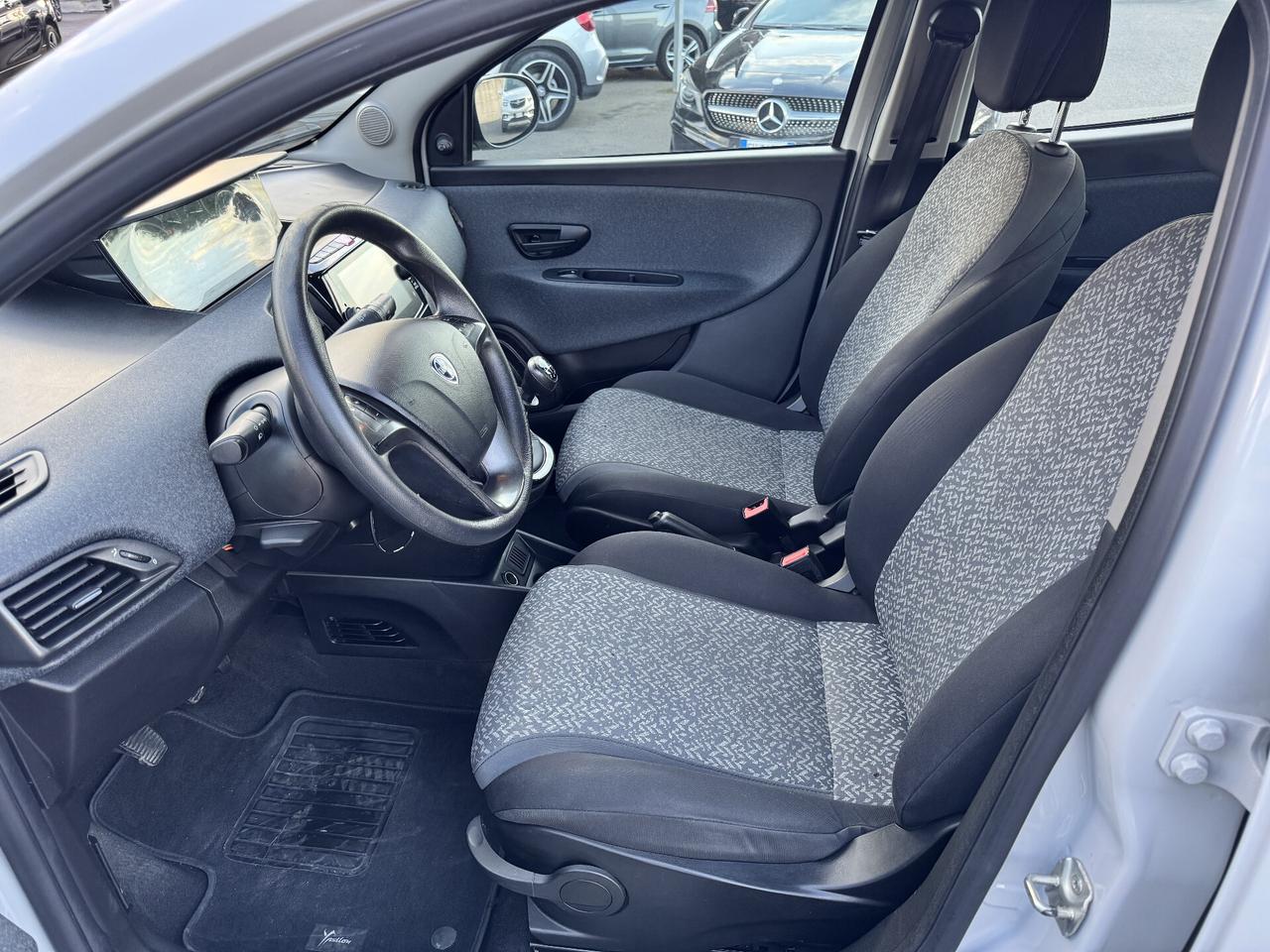 Lancia Ypsilon 1.0 FireFly 5 porte S&S Hybrid Ecochic Silver