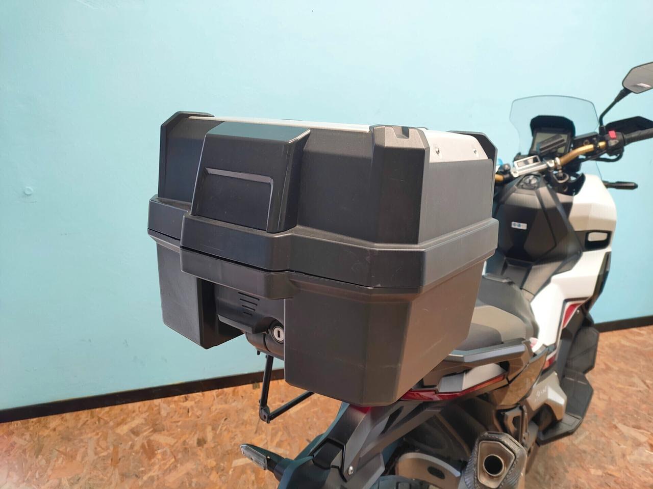 Honda X-ADV 750 con livrea Tricolour HRC