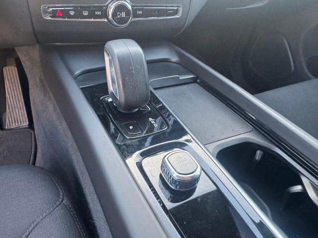 VOLVO XC60 B4(d) 197CV AUT. Mom.Core (AUTOCARRO N1)