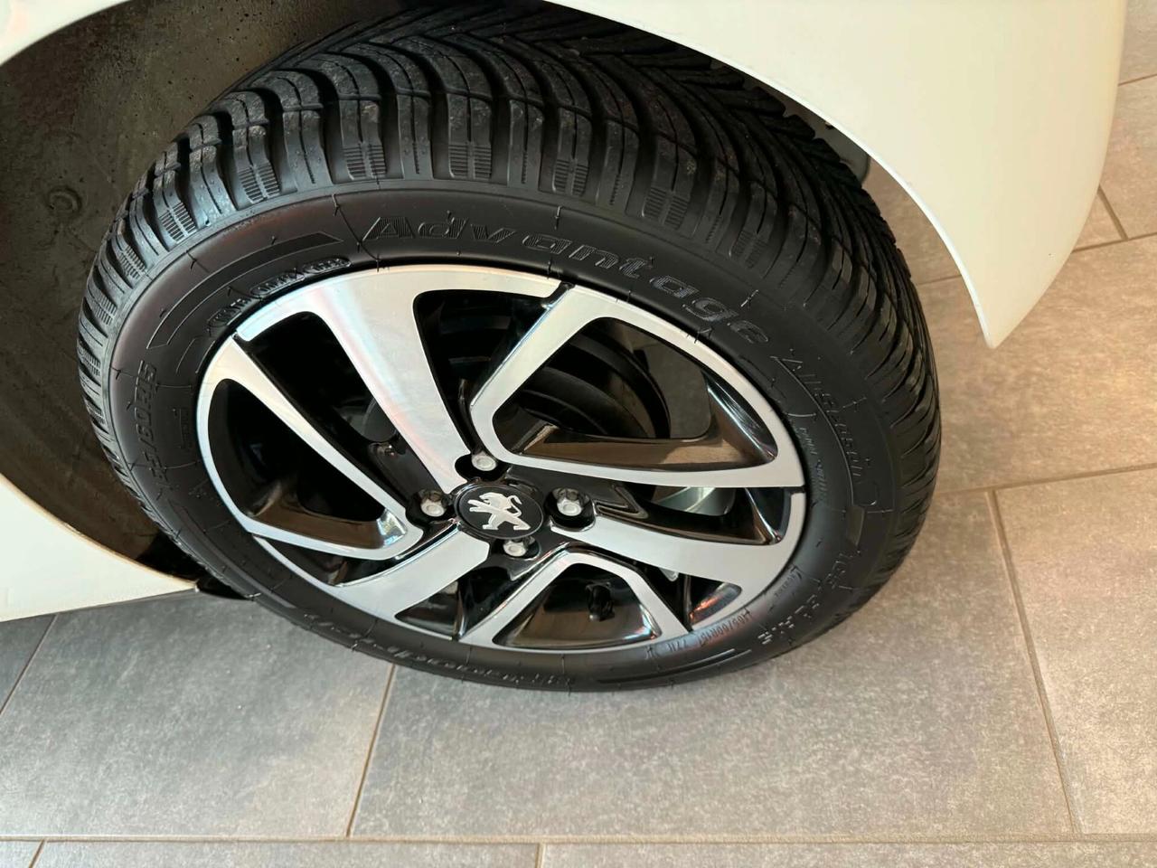 Peugeot 108 1.2 82Cv 3 porte Allure NEOPATENTATI