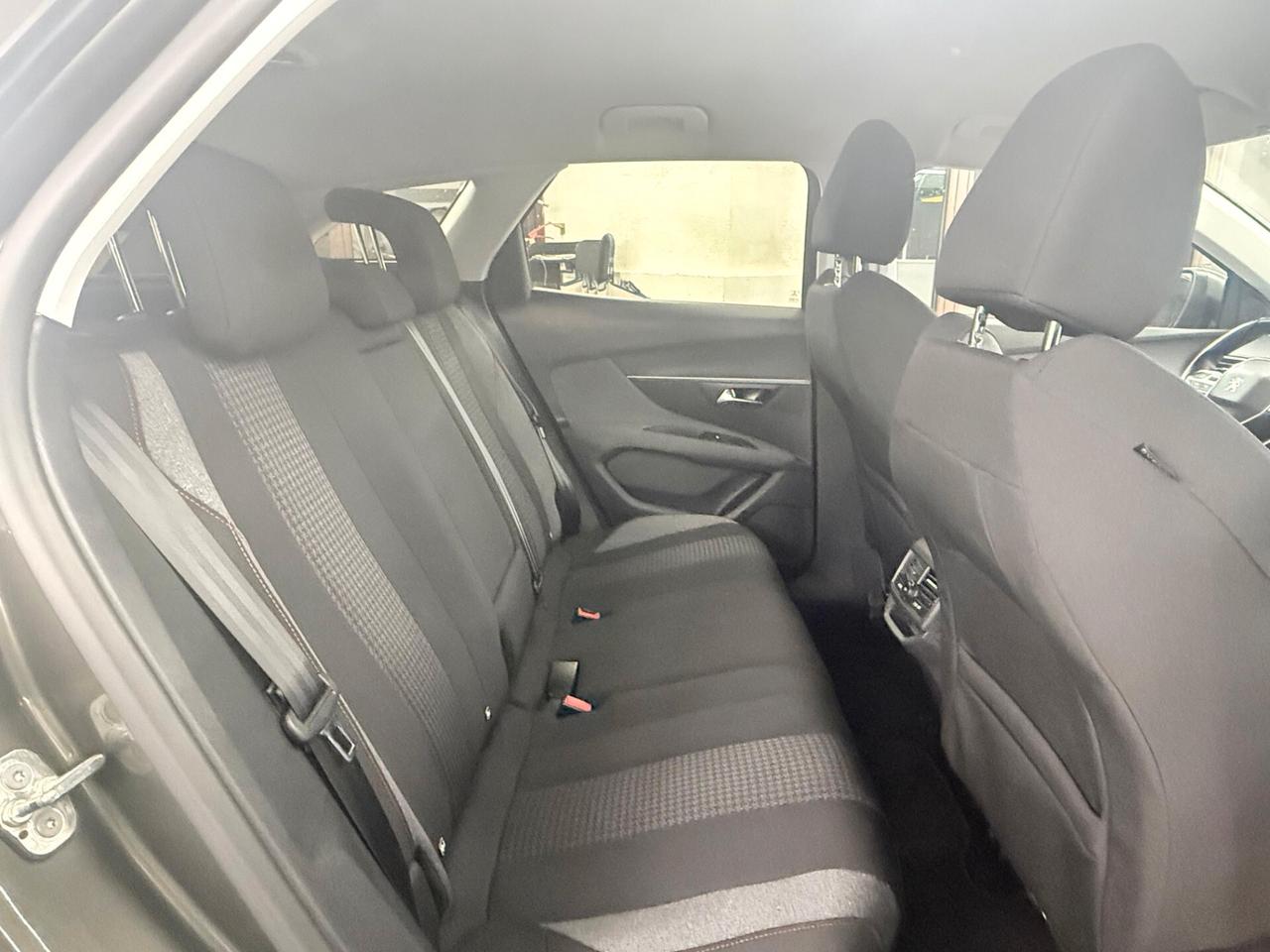 Peugeot 3008 BlueHDi 130 S&S EAT8 Business