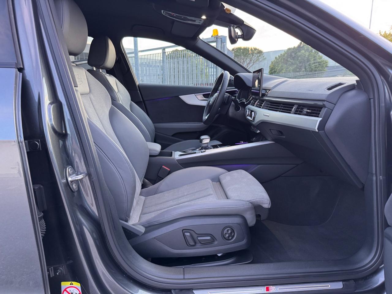 Audi A4 Avant 40 TDI quattro S tronic line edition Identity Black