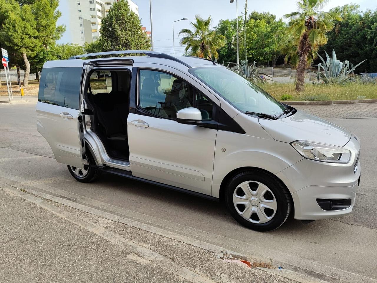 Ford Tourneo Courier 1.5 tdci 75CV VETTURA NUOVO!!