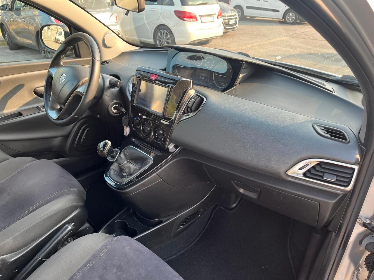 Lancia Ypsilon 0.9 TwinAir 85 CV 5 porte Metano Ecochic Silver