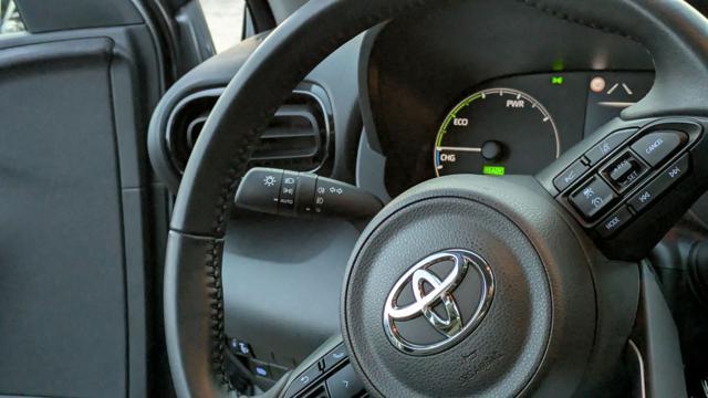 TOYOTA Yaris HYBRID BUSINESS 1.5cc 92