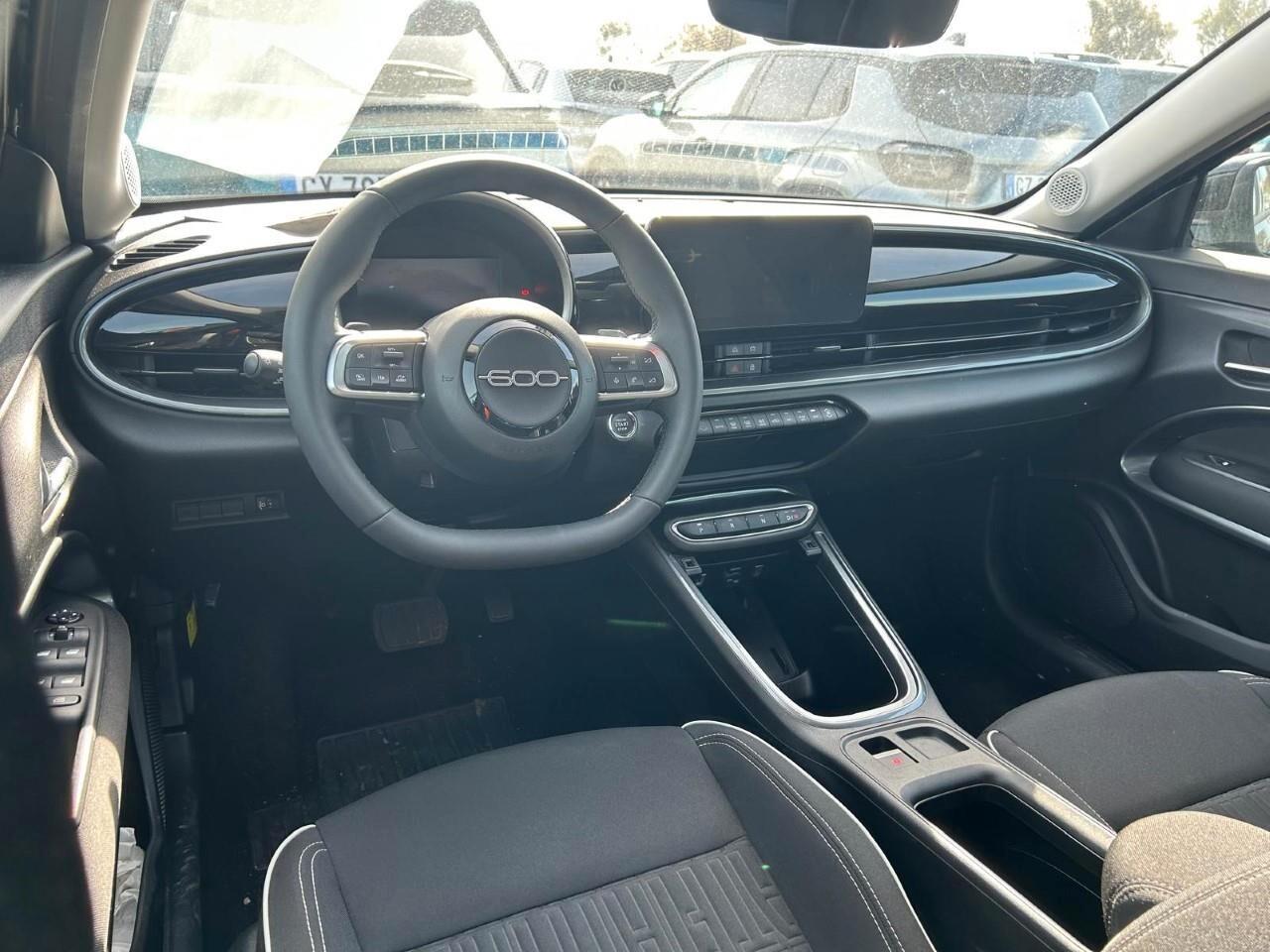 FIAT 600 1.2 HYBRID 145CV DCT MHEV POP ( FARI LED - COCKPIT - PELLE - NAVI - MIRROR - PDC - TELECAMERA POST. - CERCHI 18 )