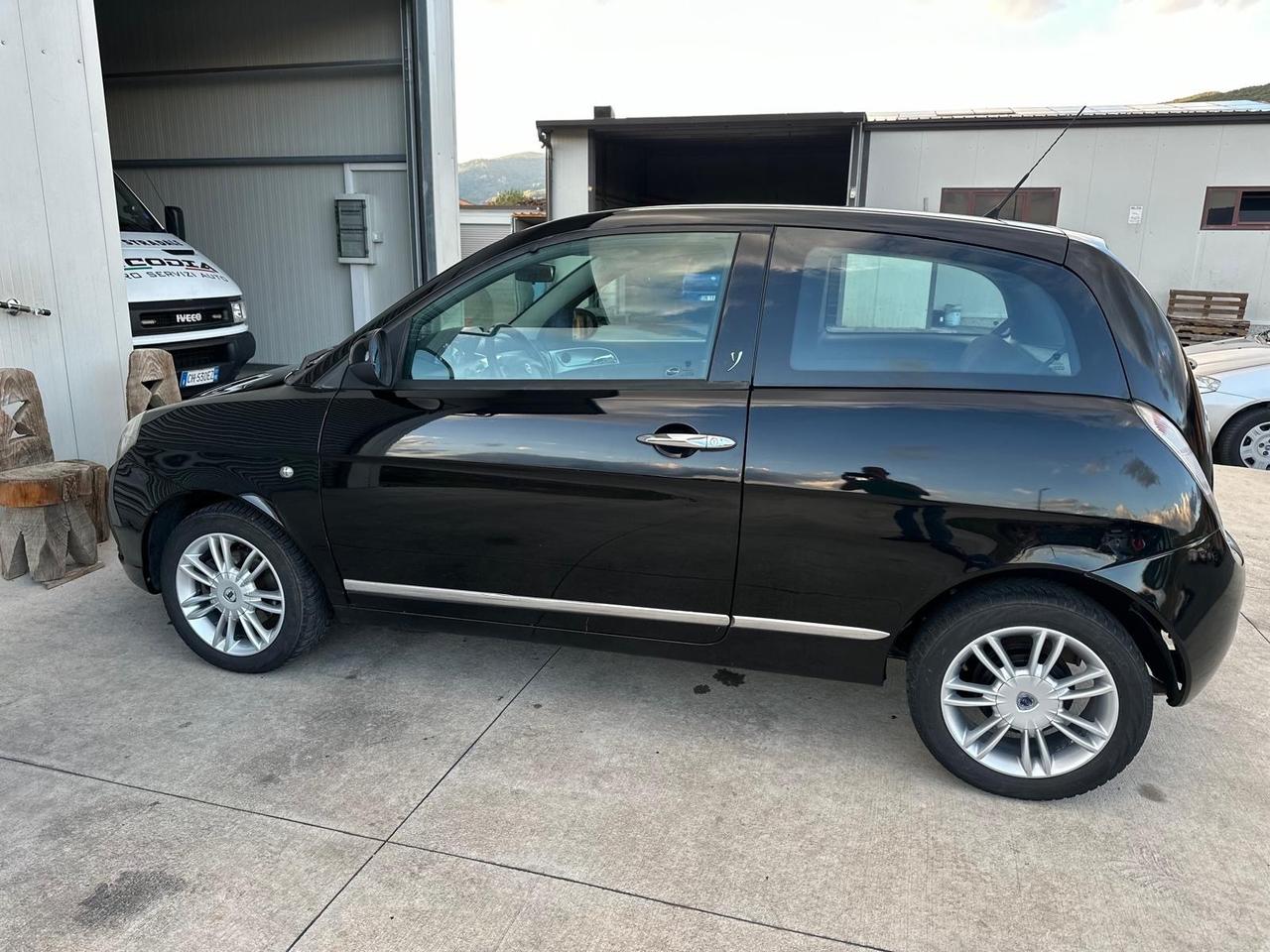 Lancia Ypsilon 1.3 MJT 75 CV Platino