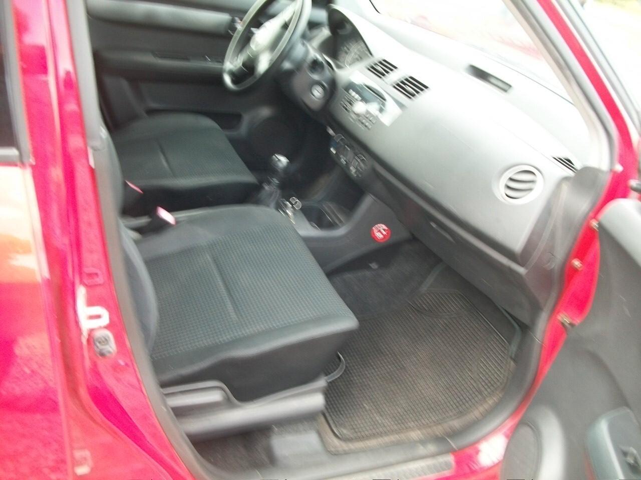 Suzuki Swift 1.3 5p. GLX KM 200.300 CC 1328 BENZINA EURO 04 REVISIONE SCADE 30/06/2026 BOLLATA 30/06/2026 SI NEOPATENTATI UNICO PROPRIETARIO GIA FATTA LA FRISIONE GOMMATA 95/100 GARANZIA UN ANNOCOME NUOVA