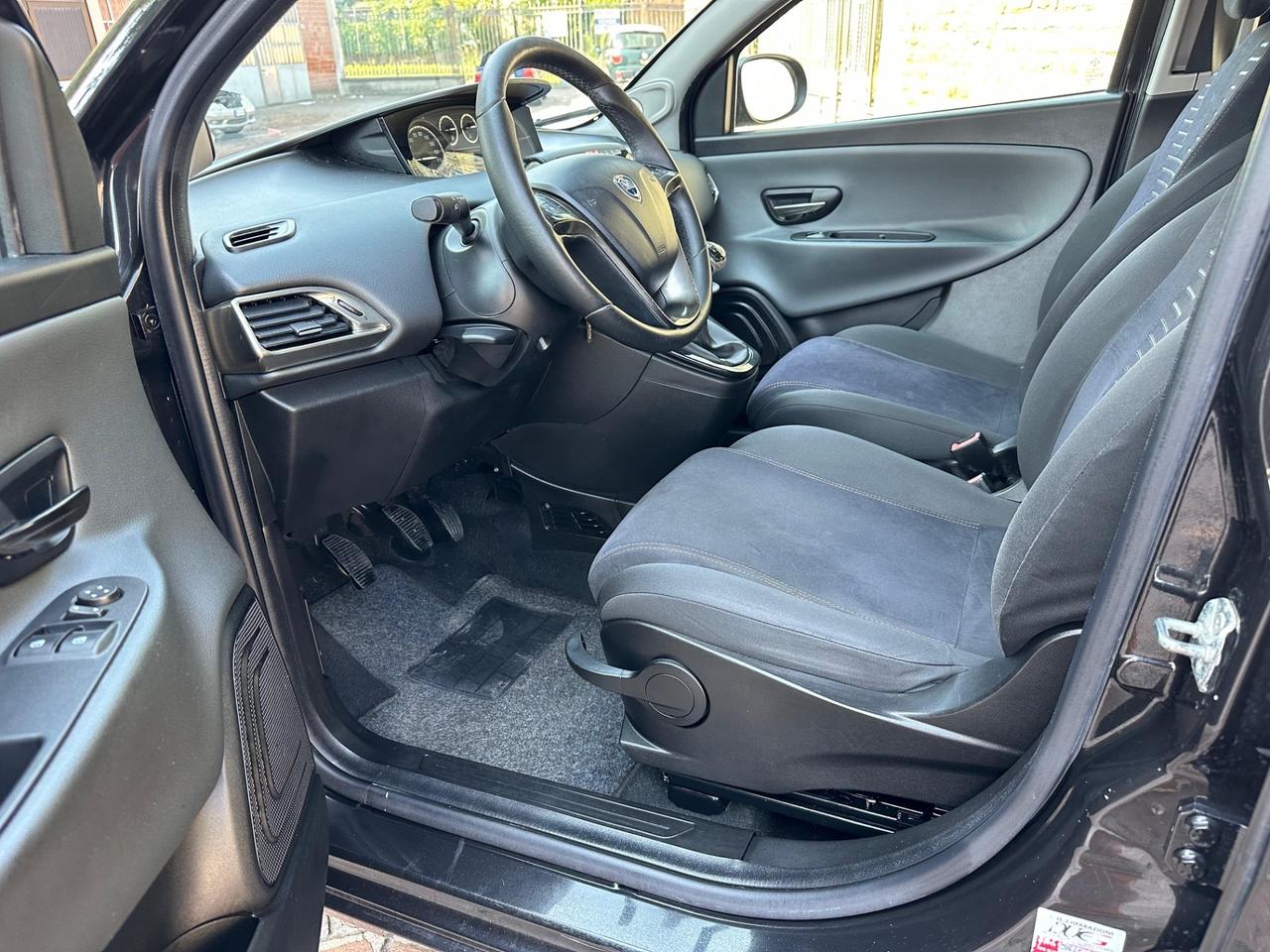 Lancia Ypsilon 1.2 69 CV 5 porte S&S Gold neopatentati
