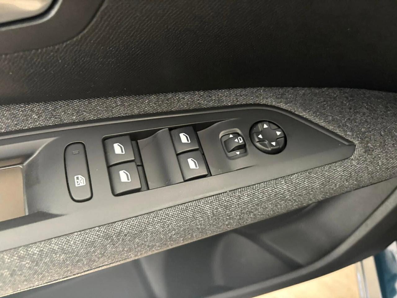 Peugeot 5008 DIESEL EAT8 7 POSTI 12 MESI GARANZIA