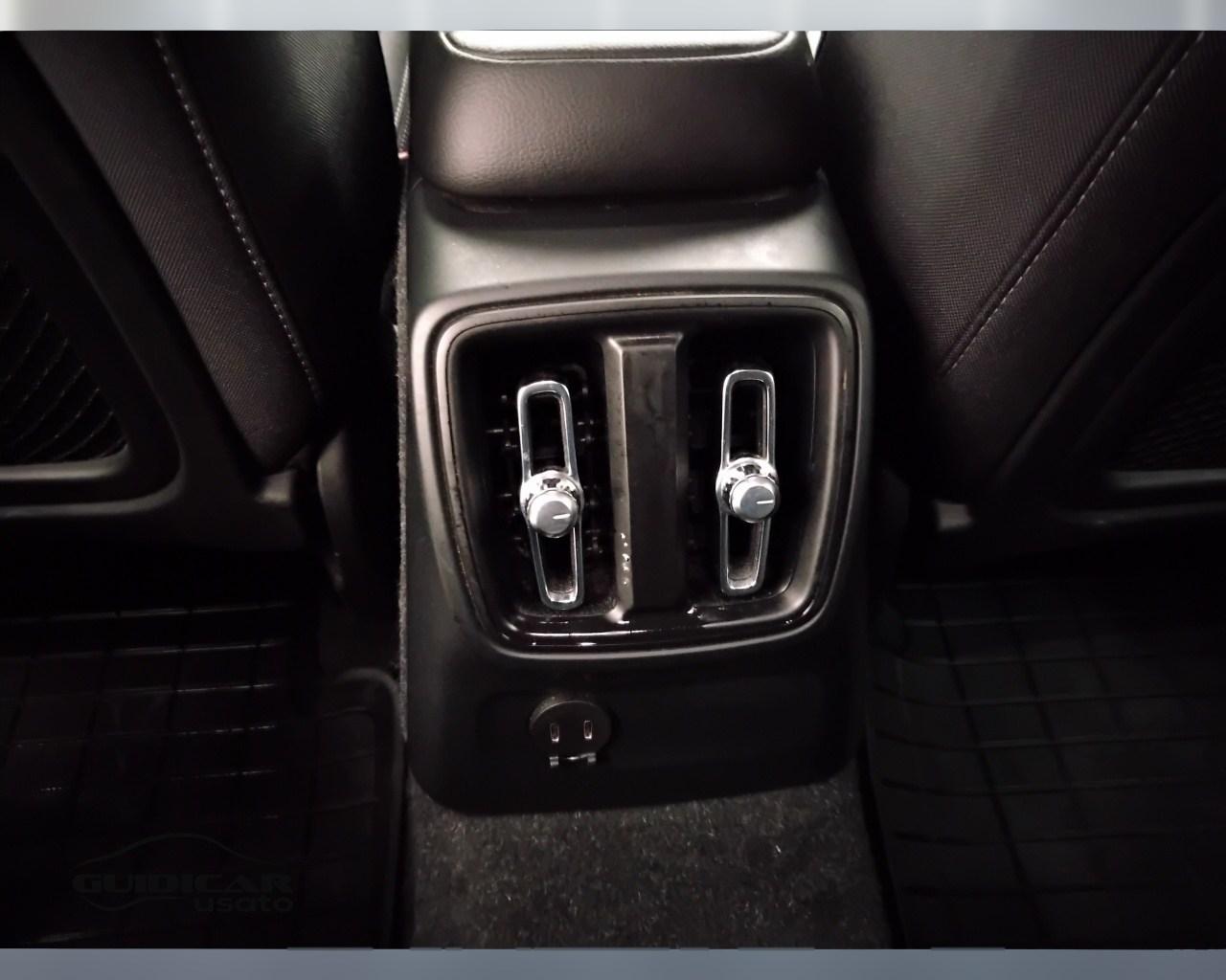 VOLVO XC40 2023 - XC40 1.5 t5 recharge phev Core auto