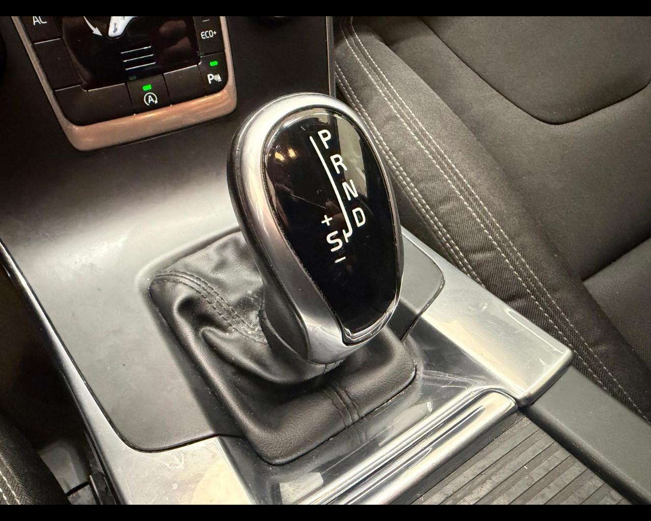 VOLVO V60 CC (2015-2018) - V60 Cross Country D3 Geartronic Business