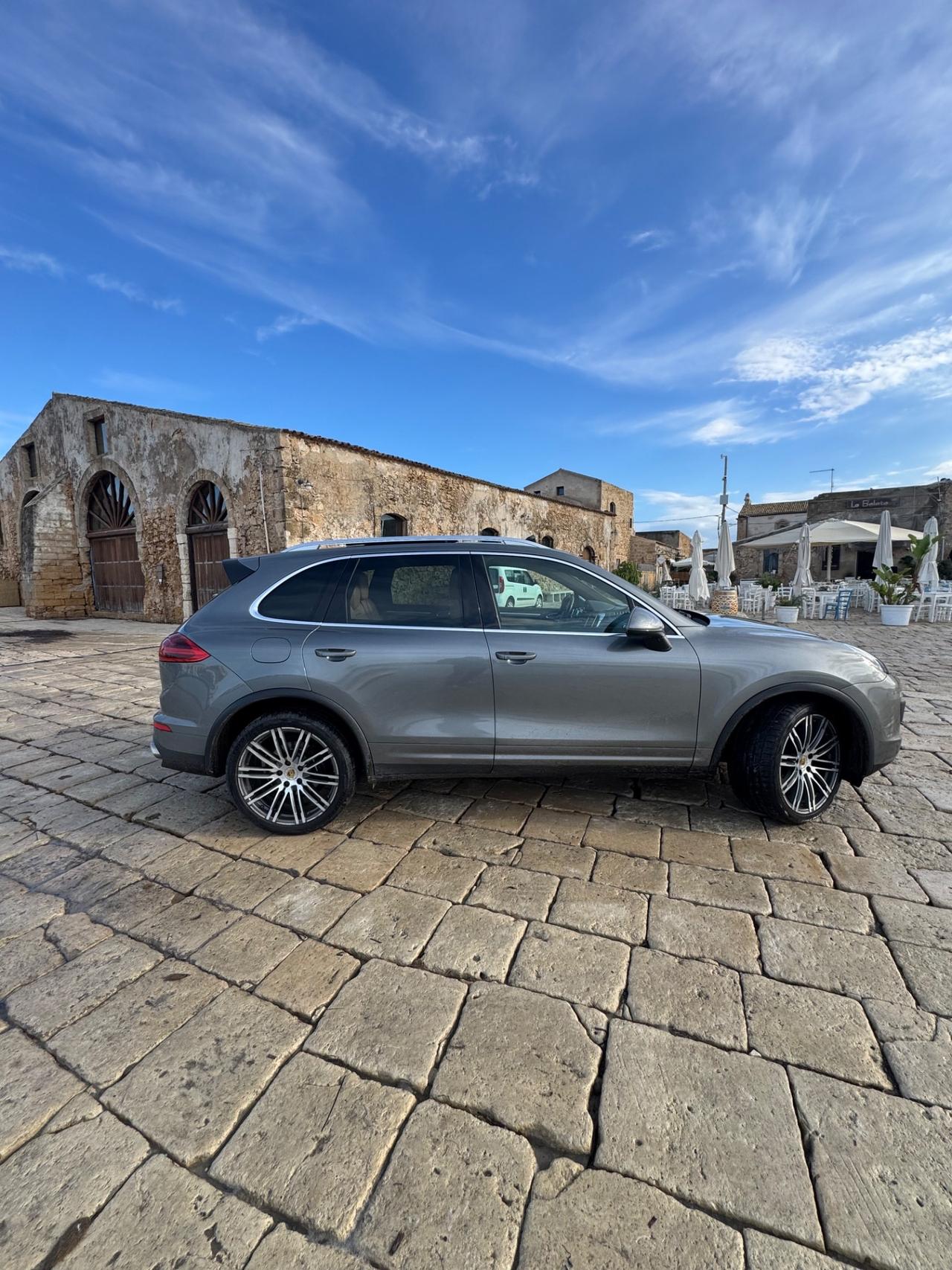Porsche Cayenne Platinum edition