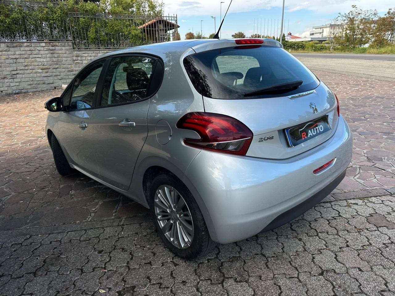 Peugeot 208 BlueHDi 1.4 75 5 porte Allure neopatentati