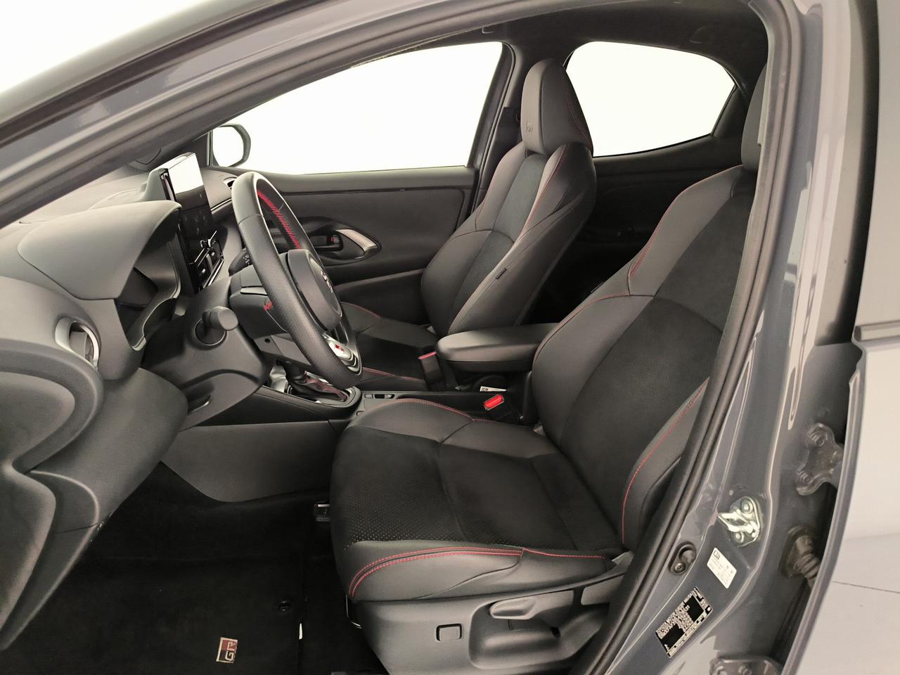 Toyota Yaris 1.5h 130 gr sport