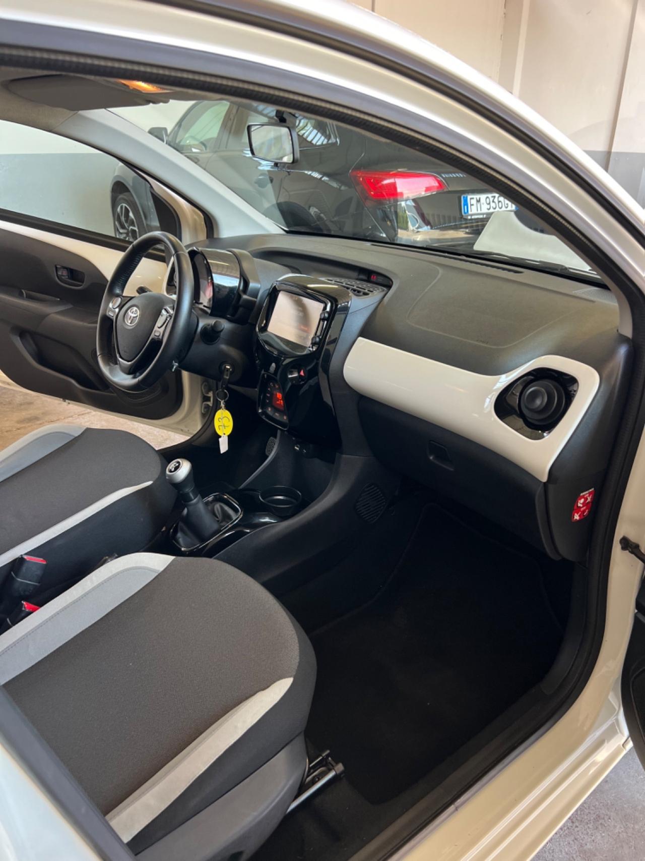 Toyota Aygo 1.0 VVT-i 69 CV 5 porte x-cite MMT