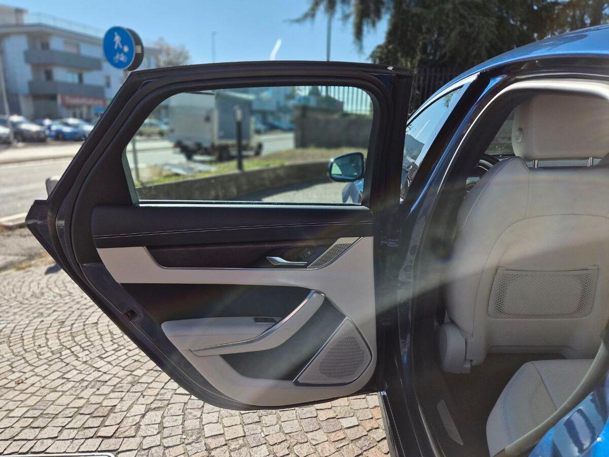 Jaguar XF II Berlina 2021 2.0d i4 mhev R-Dyn.HSE rwd 204cv auto