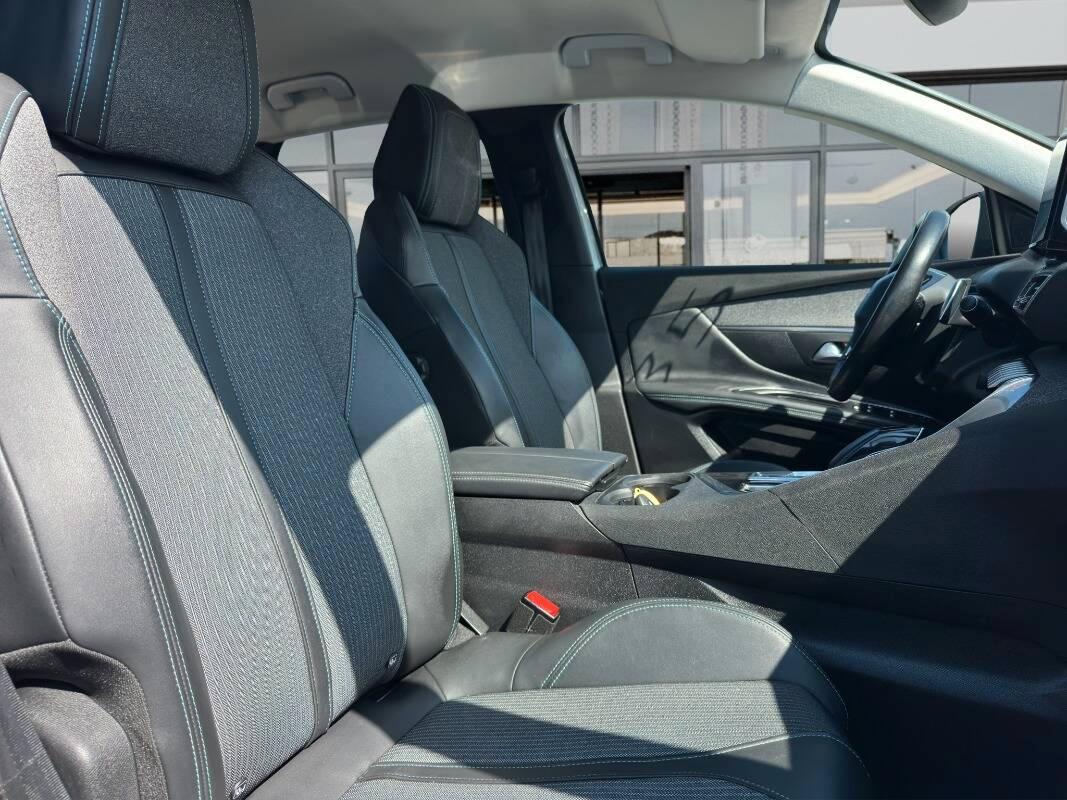 Peugeot 3008 II 1.5 bluehdi Allure Pack 130cv AUTOMATICA e CarPlay