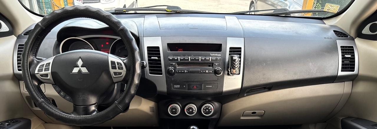Mitsubishi Outlander 2.2 DI-D 7 posti 4x4