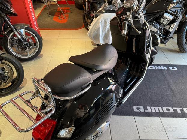 Piaggio Vespa 300 GTV Edizione Limitata -> Via Montenapoleone