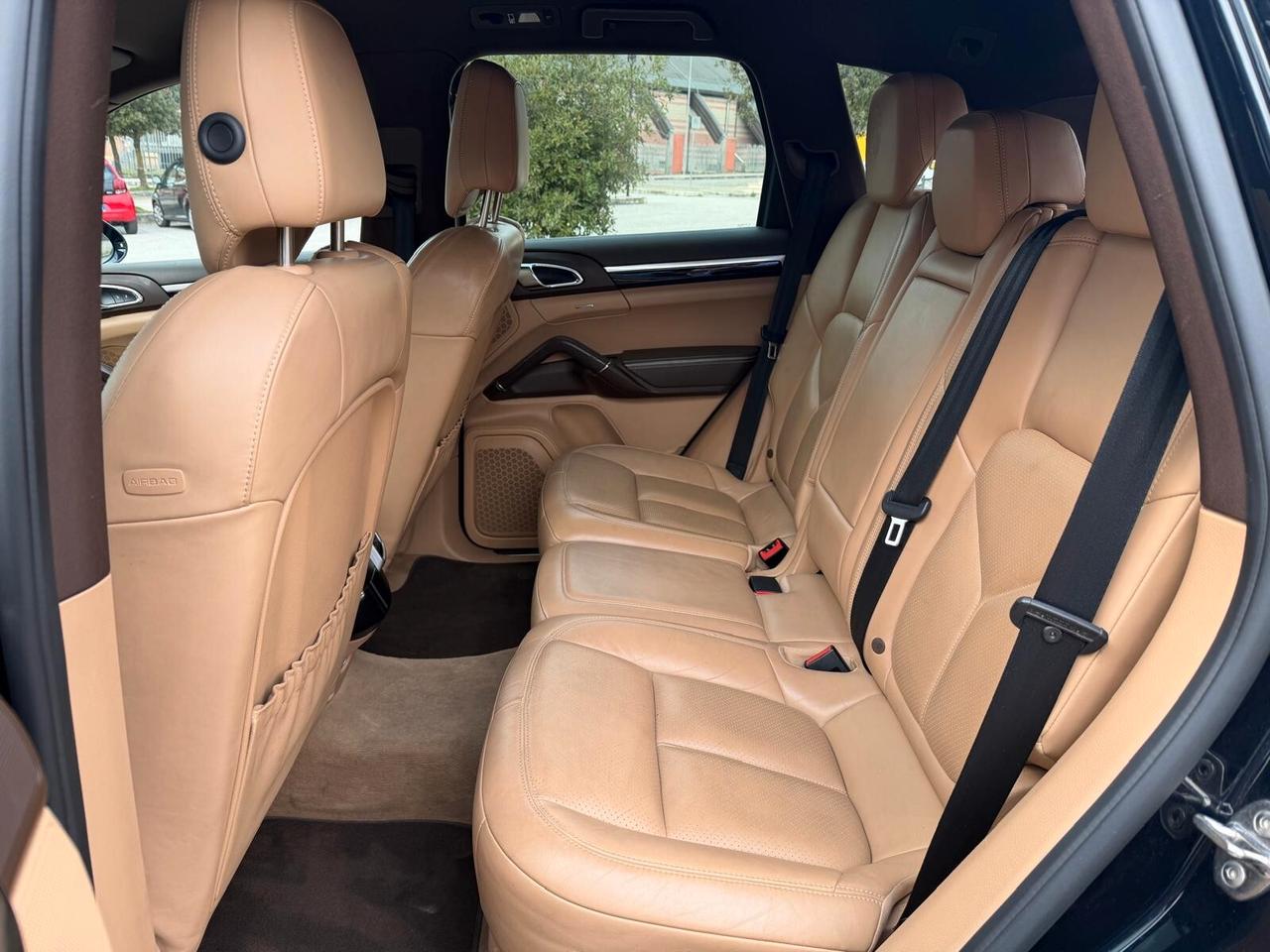 PORSCHE CAYENNE 3.0D/FARI XENO/CERCHI 21/PINZE GIALLE/VETRI PRIV TAG. CERT/PORT ELETTRICO/TELC.POST !!