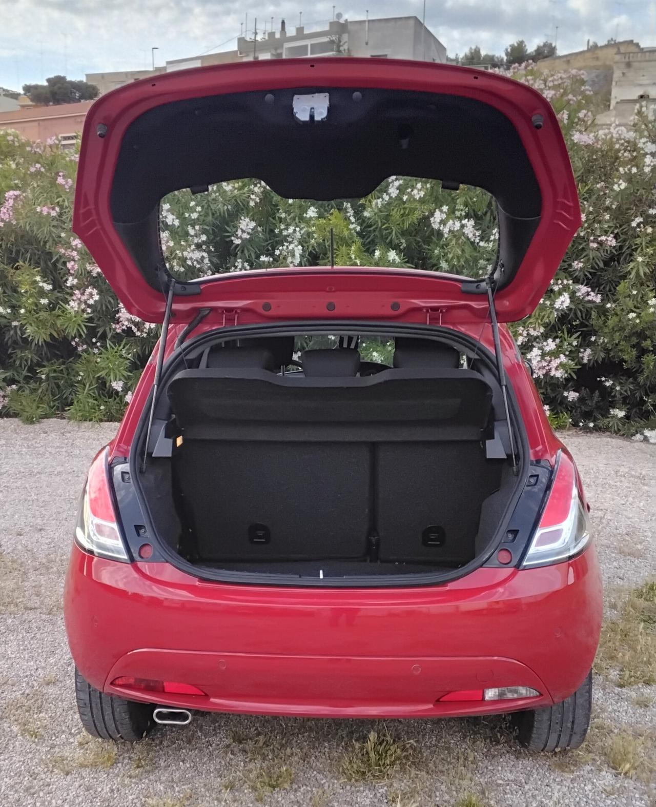 Lancia Ypsilon 1.0 FireFly 5 porte S&S Hybrid Ecochic Silver
