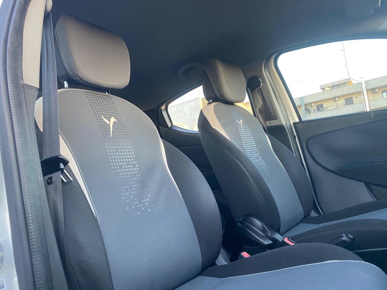 Lancia Ypsilon 0.9 TwinAir 85 CV 5 porte Metano Ecochic Silver
