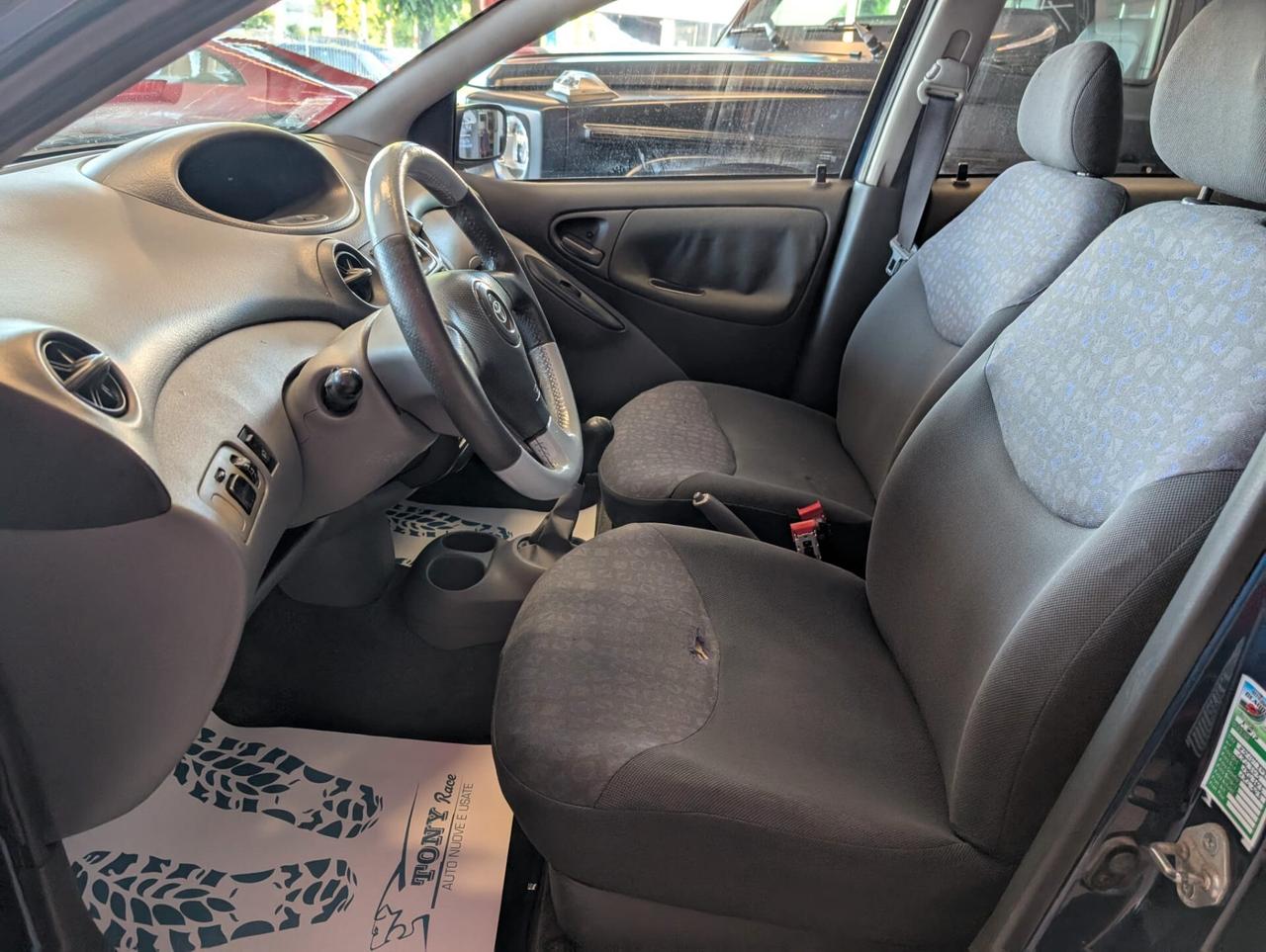 Toyota Yaris 1.0i 16V cat 5 porte Sol