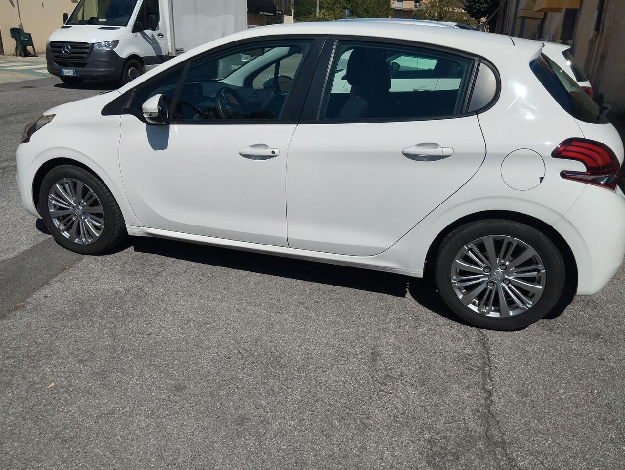 Peugeot 208 PureTech 82 5 porte Allure
