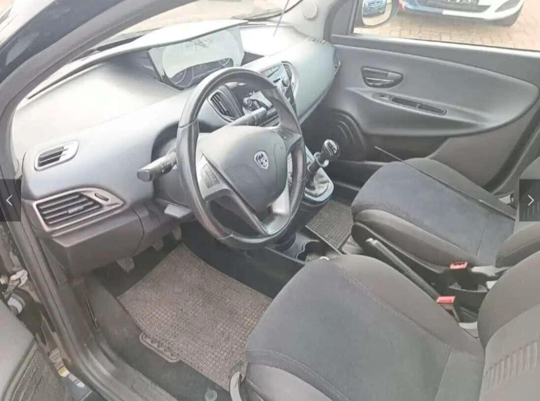 Lancia Ypsilon 1.2 69 CV 5 porte S&S Elefantino ok neo patentati