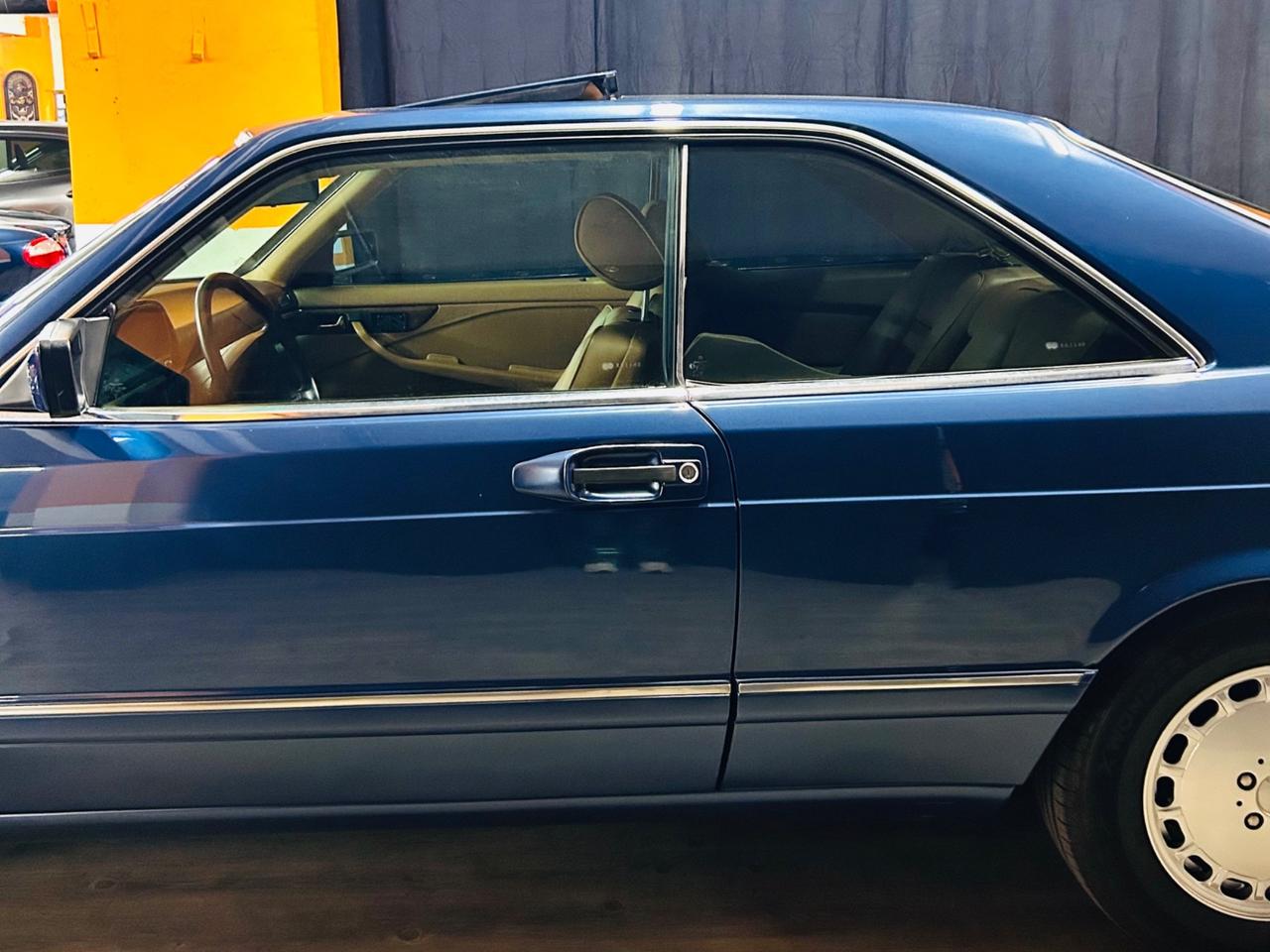 MERCEDES 560 SEC COUPÈ CON 165.412 MIGLIA IN CONDIZIONI DA VETRINA