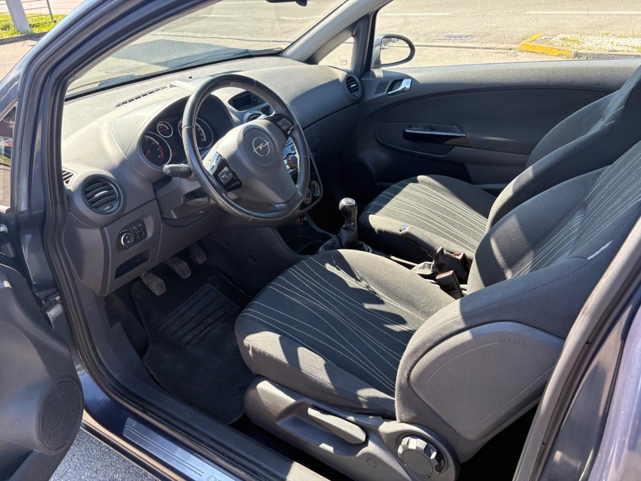Opel Corsa 1.2 3 porte b-color