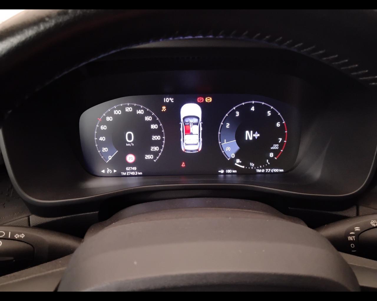 VOLVO XC40 - XC40 1.5 t3 Momentum Core 163cv my21