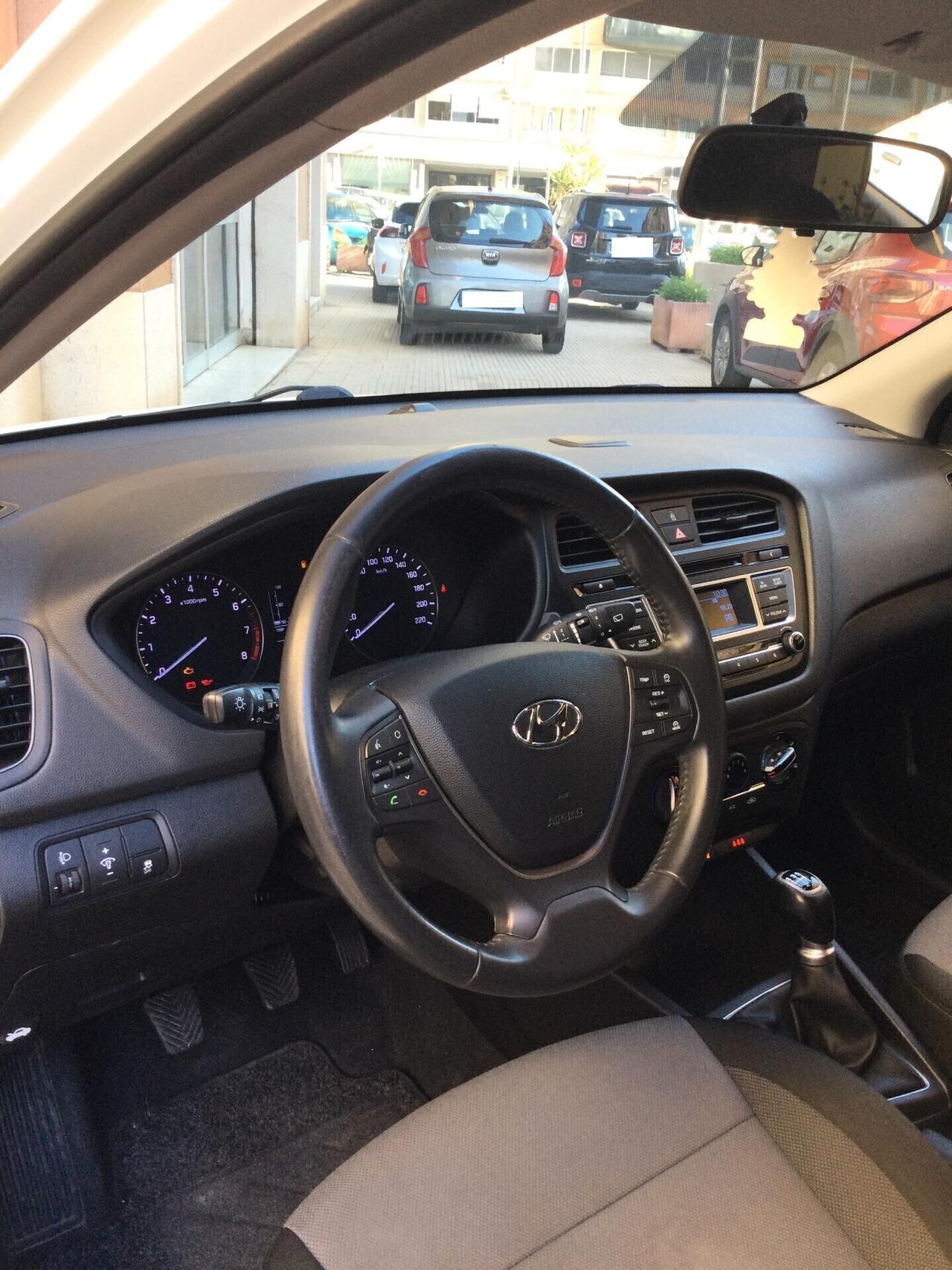 Hyundai i20 1.2 84 CV 5 porte Blackline