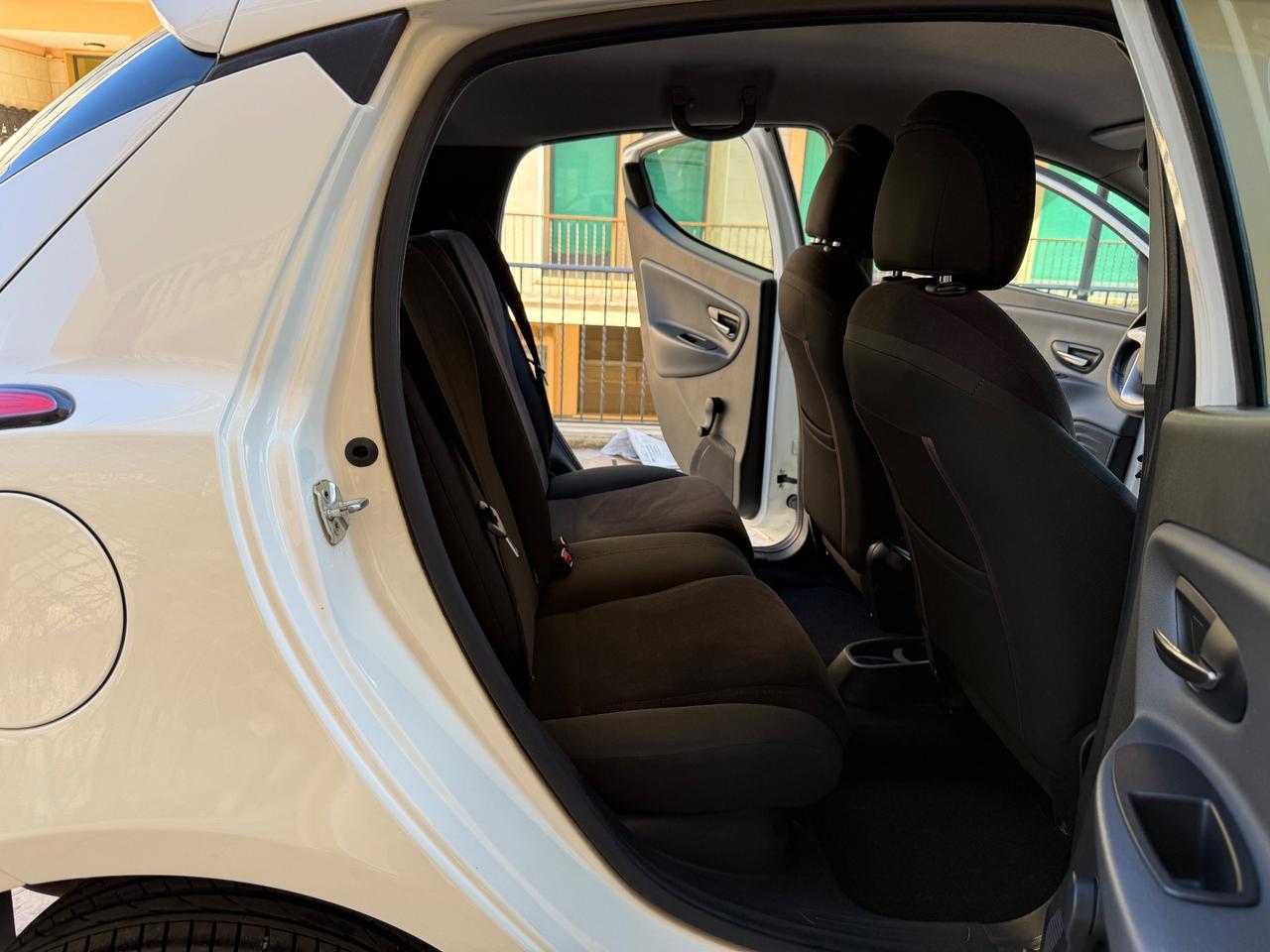 Lancia Ypsilon 0.9 TwinAir 85 CV 5 porte Metano Ecochic Silver