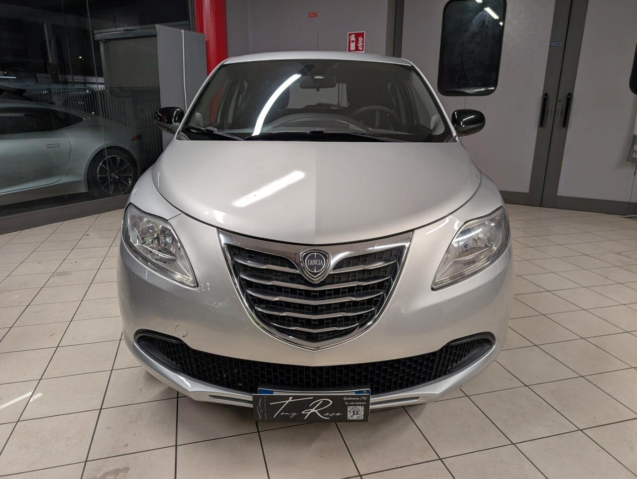 Lancia Ypsilon 0.9 TwinAir 85 CV 5 porte Metano Ecochic Silver